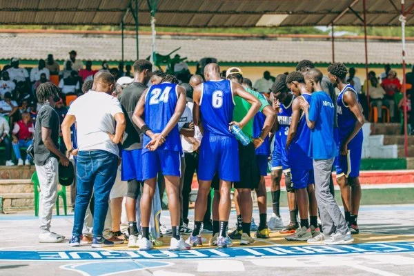 basketball players huddle